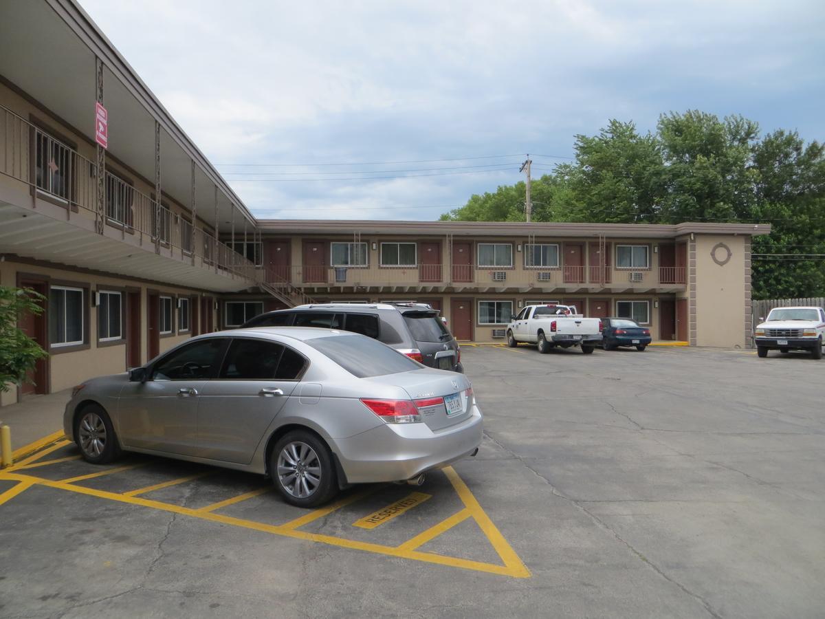 Deluxe Inn/Extended Stay - Council Bluffs Carter Lake Bagian luar foto
